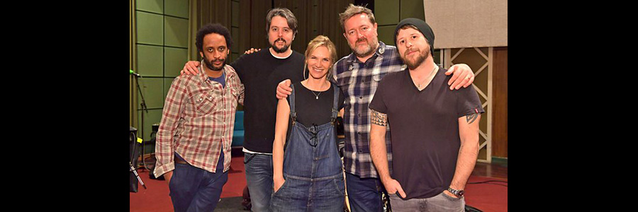 Listen to elbow in session for Jo Whiley